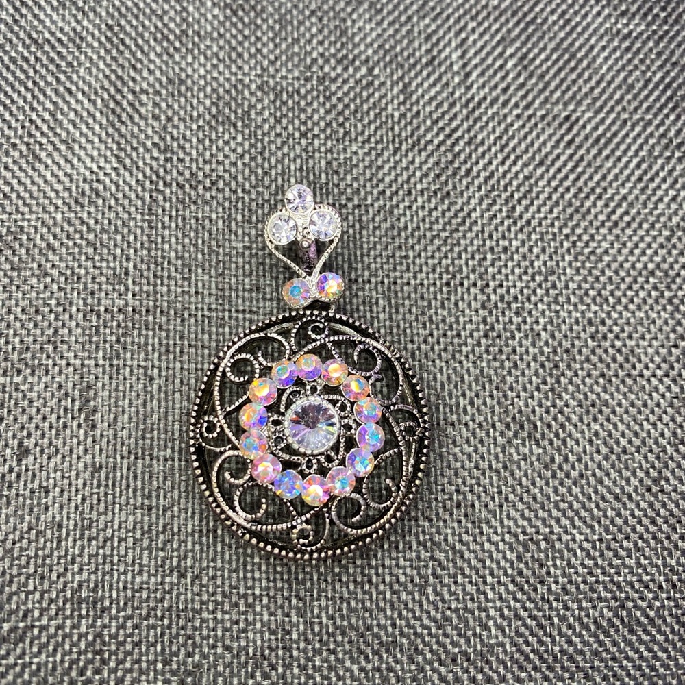 Lia Sophia Crystal Slide Pendany